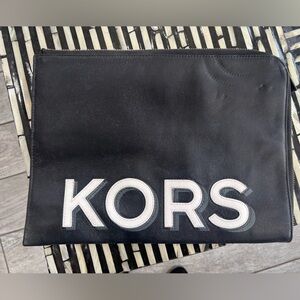 Authentic Michael Kors Large Gifting Tech Zip Organizer iPad Leather Zip